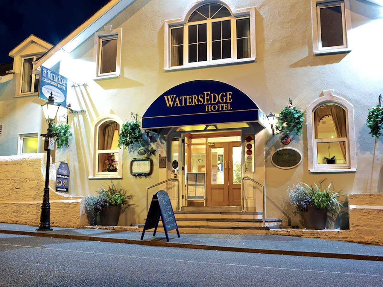 Exterior front night www.irelandhotels.com_v3